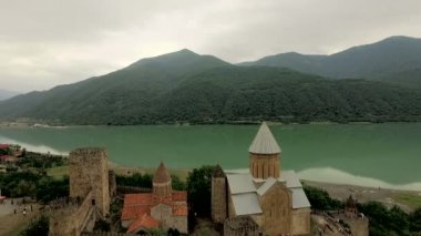 Castle ananuri Georgia pitoresk dağlar ve bir nehir fonunda havadan görünümü