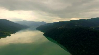 Büyük bir nehir ve yüksek dağlar hava görünümünü. Gürcistan.