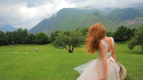 Linda noiva loira posando enquanto olha para as montanhas. Menina atraente em um fundo de paisagem montesa. Dia do casamento — Vídeo de Stock