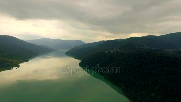 Luftaufnahme eines großen Flusses und hoher Berge. Georgien. — Stockvideo