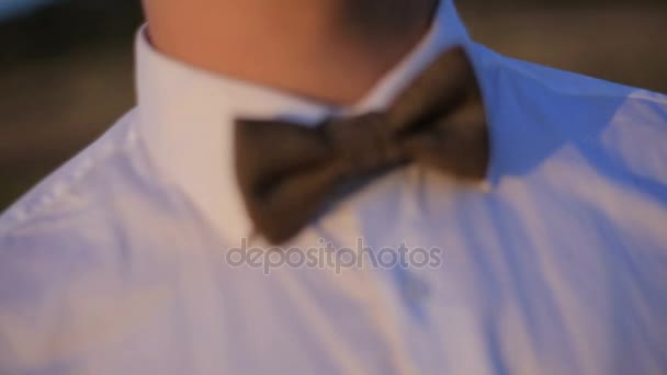 Portrét mladého muže v bílé košili a motýlek — Stock video