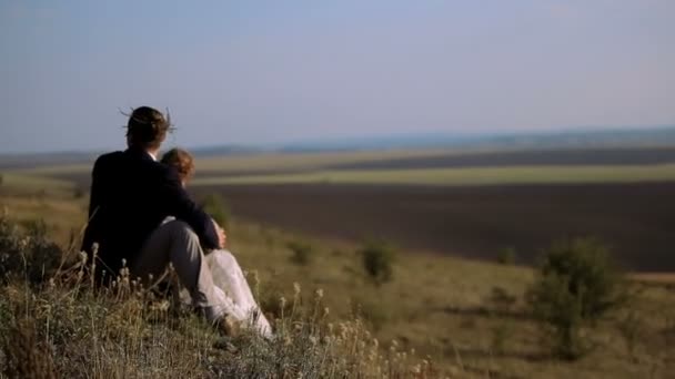 Jeune couple sensuel amoureux sur les prairies de fond — Video