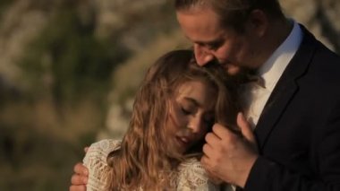 arka plan çayırlar üzerinde aşık şehvetli genç Çift.