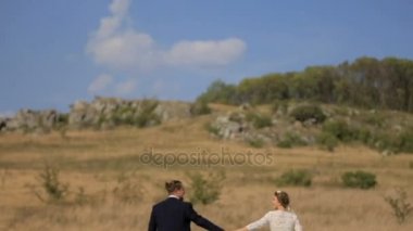 Mutlu çift çayır on eğleniyor. Etrafta koşturup alanında çift