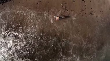 romantik kız denize gidiyor. Yukarıdan görüntüleyin. Hava fotoğrafçılığı.