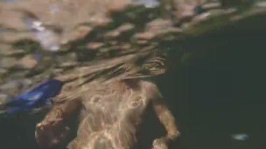 yakışıklı olan denizin bir sopayla - Selfie kaya arka planı banyoları. Sualtı çekim.