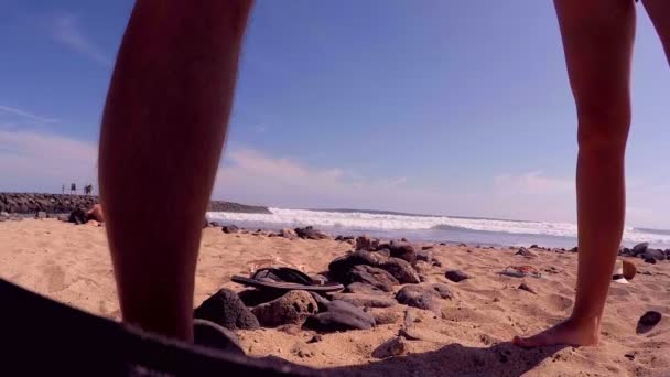 Vacaciones inolvidables junto al mar. La chica y la chica están de pie en la orilla del océano. Vista de abajo. Partes del cuerpo — Vídeo de stock