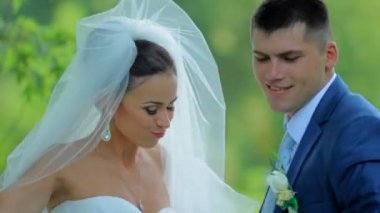 Mutlu gelin ve damat dans parkta. Kruvasan yeni evliler parkta iyi eğlenceler. Düğün günü.