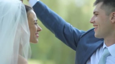 Mutlu gelin ve damat dans parkta. Kruvasan yeni evliler parkta iyi eğlenceler. Düğün günü.