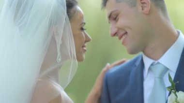 güzel yeni evliler yavaşça kucaklamak. aşık genç bir çift. hassasiyet aşk