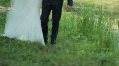 güzel yeni evliler yavaşça kucaklamak. aşık genç bir çift. hassasiyet aşk