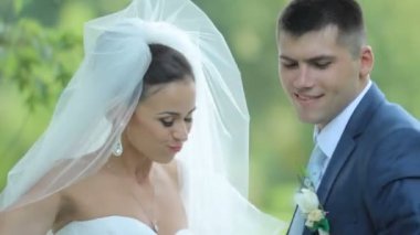 Mutlu gelin ve damat dans parkta. Kruvasan yeni evliler parkta iyi eğlenceler. Düğün günü.