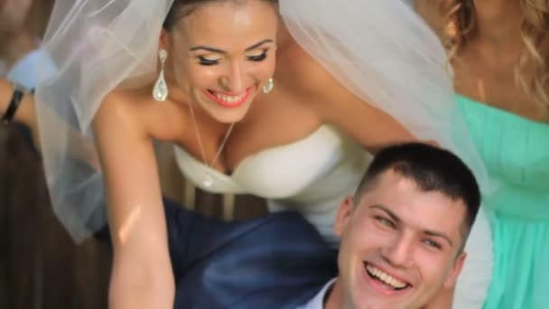 Croissant recién casados divertirse en el parque. Día de la boda . — Vídeo de stock