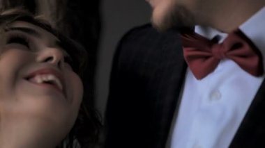 Portre mutlu genç çift yakın çekim. damat hugs gelin, nazik dokunuşlar