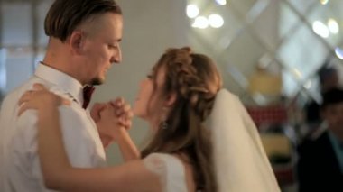 Restoranda aşık genç güzel bir evli çift ilk düğün dansı.