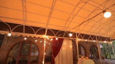 İç tasarım. Dekoratif aydınlatma. Bir restoranda floresan ışıkları