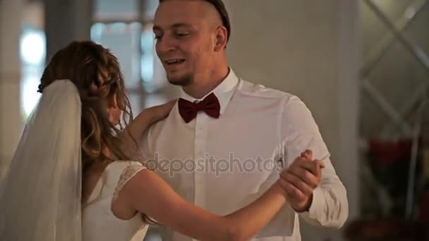 Erster Hochzeitstanz eines jungen, schönen verliebten Ehepaares im Restaurant. Nahaufnahme — Stockvideo