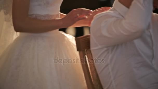 Első esküvői tánc egy fiatal gyönyörű házaspár szerelmes étteremben. közelről. — Stock videók