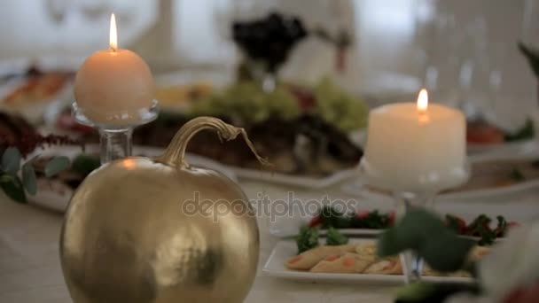 Mesa para recém-casados é bonito e elegantemente decorado close-up. Interior de um conceito de casamento. Fundo desfocado — Vídeo de Stock