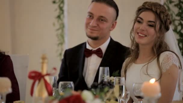 Hermosos y alegres recién casados viendo una actuación divertida de artistas Día de la boda — Vídeo de stock