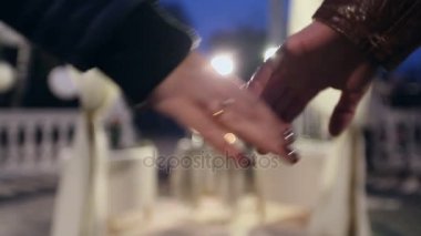 El sıkışma Sahne romantik karşılaşma için arka planda aşıkların