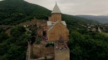 Castle ananuri Georgia pitoresk dağlar ve bir nehir fonunda havadan görünümü