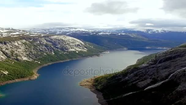 Вид с воздуха на очаровательный ландшафт Норвегии . — стоковое видео