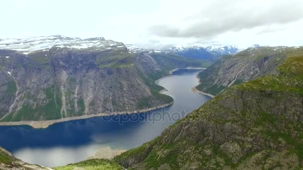 Widok z lotu ptaka z przepięknych krajobrazów Norwegii. — Wideo stockowe