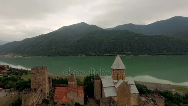 Oude Israelische Fort vlakbij het rustige bergmeer in Georgië, topshot — Stockvideo