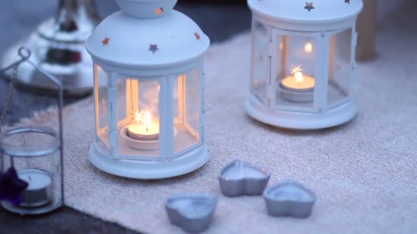 Serata romantica per San Valentino. Candele, cuori e fiori rossi sul tavolo — Video Stock