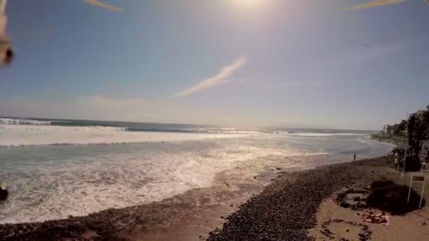 Беспилотник летит над морем. Аэрофотосъемка морского побережья с отелями и пляжами. Вид с воздуха — стоковое видео