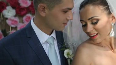 şehvetli genç bir çift bir arka plan üzerinde aşık güzel güller ile ahşap bir duvar