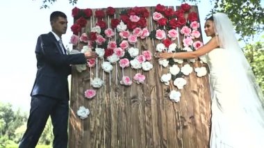 şehvetli genç bir çift bir arka plan üzerinde aşık güzel güller ile ahşap bir duvar