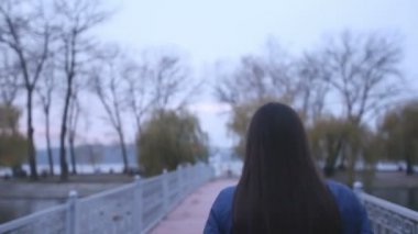 mutlu ve utandım kız romantik bir tarihte gider. aşk parkta açıklaması