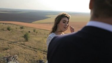 güzel adam ve kız güzel bir kırsal manzara zemin karşı alan boyunca yürüyüş.