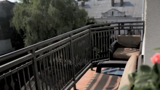 Uitzicht vanaf het balkon naar de binnenplaats — Stockvideo