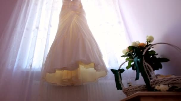Την ημέρα του γάμου. νύφες φόρεμα κρέμεται στο παράθυρο — Αρχείο Βίντεο