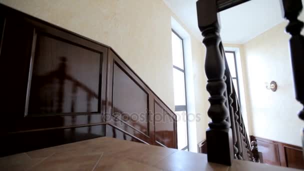 Wooden staircase with handrails in the lobby of the hotel. i — Stock Video