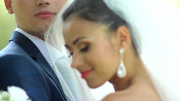Retrato feliz recién casada en el amor — Vídeos de Stock