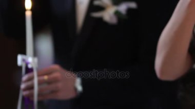 Düğün günü. Gelin ve damat kilisede.