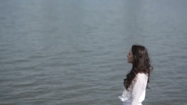 Kız doğa sahiptir. Kız suda duruyor