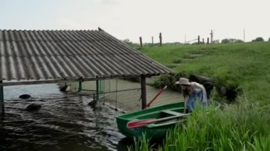 Kızın bir dinlenme bir tekne var. Gölün güzel kız.