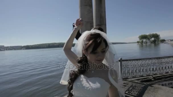 Il giorno del matrimonio. Sposa e sposo danzano vicino al pittoresco lago blu — Video Stock