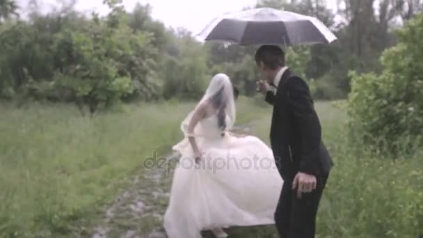 Свадьба под дождем — стоковое видео