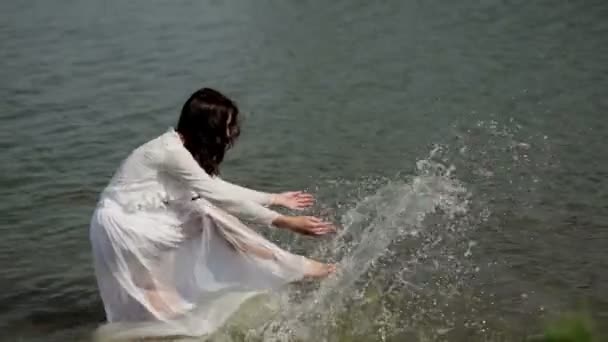 Het meisje geniet van aard. Het meisje is permanent in het water — Stockvideo