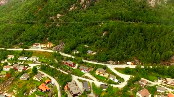 Norvegia. bellissimo paesaggio della Norvegia. villaggio di pescatori sullo sfondo di un'alta montagna . — Video Stock