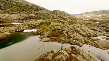 bir kız ve şiddetli bir Norveç manzara arka plan üzerinde bir adam. Norveç manzara havadan görünümü