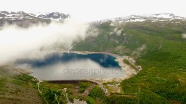 Norveç. Norveç'in güzel manzara. bulutlar ve sis dağlar ve ormanlar arka planda göl üzerinde.
