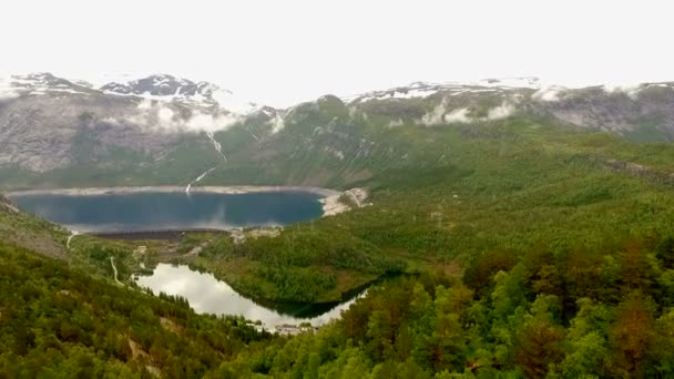 Noruega. hermoso paisaje de Noruega. Lago azul en el fondo de montañas y bosques — Vídeo de stock