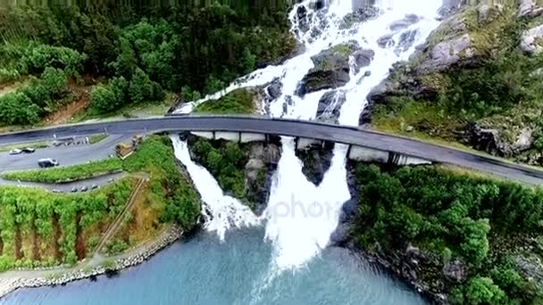 Langfossen の滝、滝の上を通過する車でノルウェーと道路橋の空中映像. — ストック動画